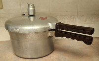 Vintage National Presto pressure cooker  3 1/2 quart capacity