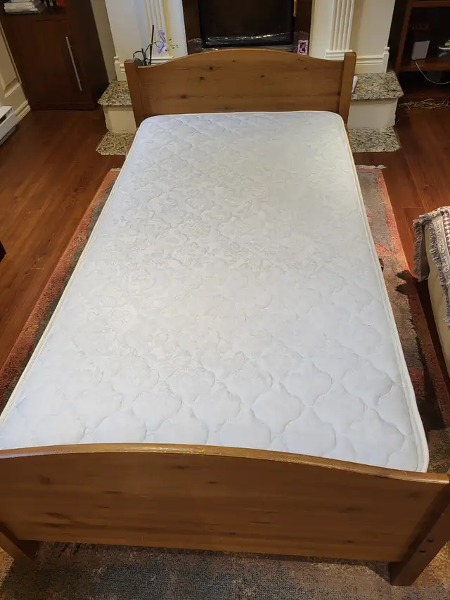 Lit simple en bois in Beds & Mattresses in Longueuil / South Shore - Image 3