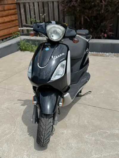 This 2008 piaggio vespa has 300 kms however it does not start. The battery must be replaced.
