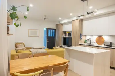 9 ft. ceilings in prime Beach with 2 bed, 2 full baths, and lots of natural light. Unfurnished apart...