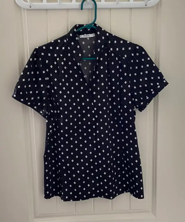 Ladies Cute Blouse Black w/White Flower Design