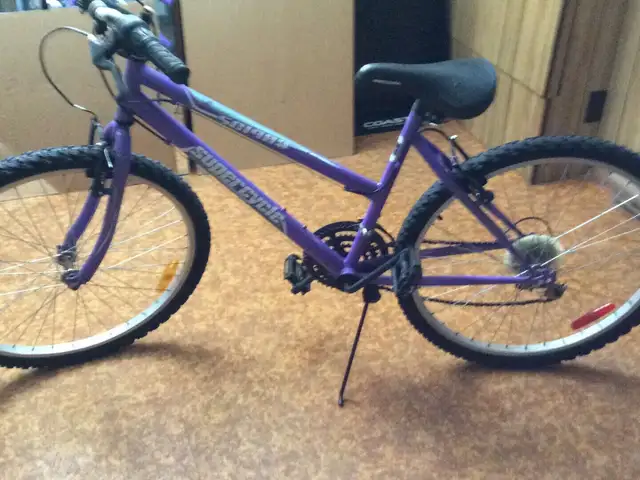 Vélo fille supercycle cadre 17”, ajustements requis in Kids in Laval / North Shore - Image 3