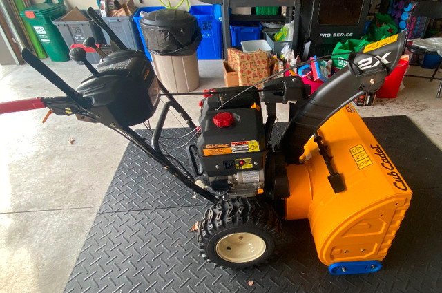 Cub Cadet 30” Like New Snow Blower in Snowblowers in St. Catharines - Image 2