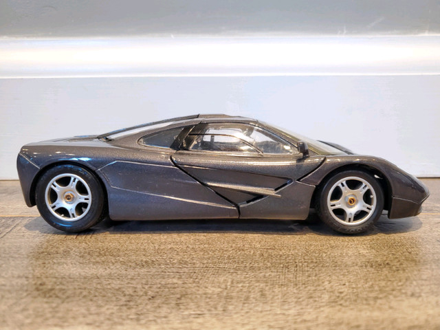 1:18 Diecast Maisto Special Edition 1993 McLaren F1 Roadcar NB in Arts & Collectibles in Kawartha Lakes - Image 2