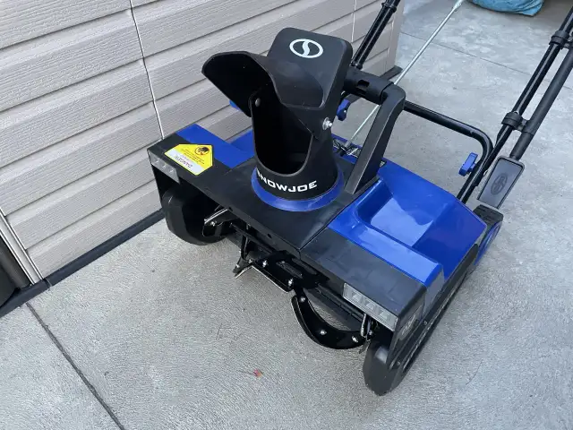 Snow Blower Electric Snow Joe 22 Snow Thrower in Snowblowers in Oshawa / Durham Region - Image 5