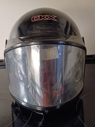 Très beau casque LARGE comme neuf, très peu porter. Non fumeur Argent comptant et pas de virement sv...