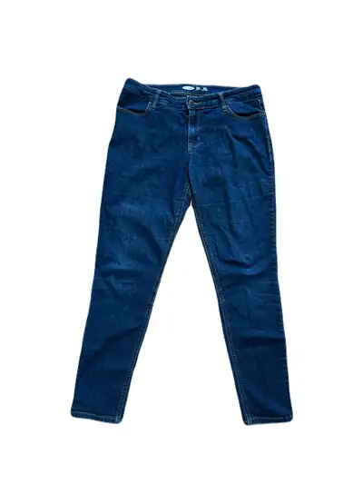 Great condition! Darker wash. These have a decent amount of stretch. 74% cotton, 15% polyester, 10%...