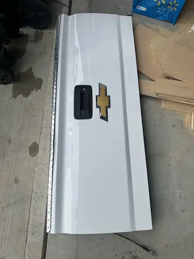 Tailgate for Chevrolet Silverado Never used, Almost New No rust,Good condition Selling for $500