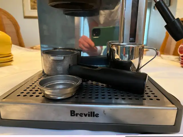 Breville Cafe Roma Espresso Maker in Coffee Makers in Ottawa - Image 4