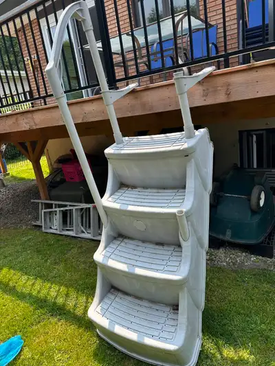 Escalier de piscine hors terre avec une rampe, View more