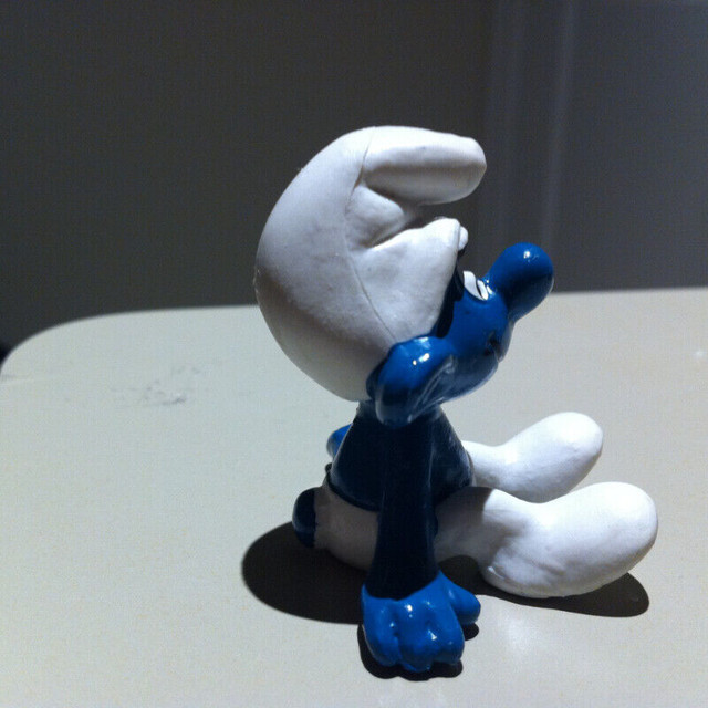 Smurfs - Vintage Relaxing Smurf (Variant 1) in Arts & Collectibles in Ottawa - Image 3