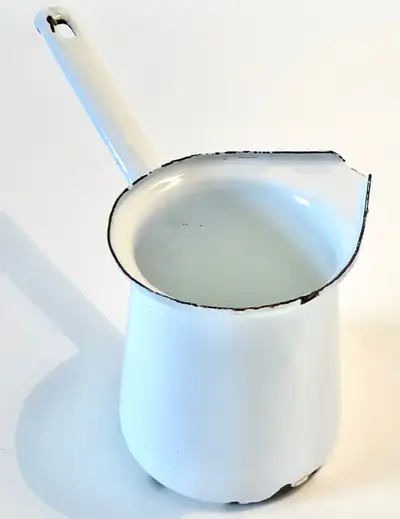 LIRE JUSQU'À LA FIN DU TEXTE. Vintage 1970. Collection. Cafetière turque en fer émaillé blanc. Chefm...