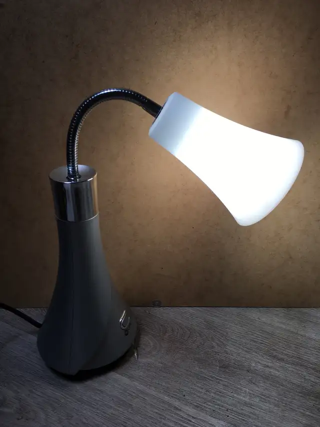 Desk lamp in Indoor Lighting & Fans in City of Montréal - Image 2