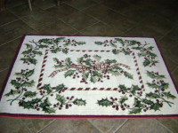 Beautiful Vintage Large Size Holly and Berries Theme Mat