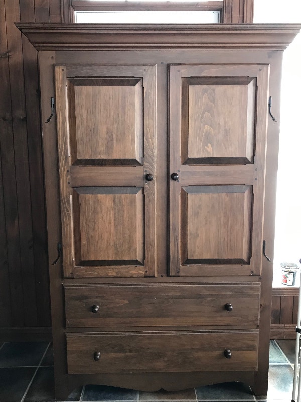 Grande armoire en bois massif Commodes et armoires Drummondville
