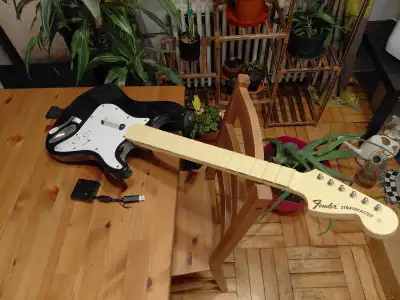 Get ready to rock with this used Fender Stratocaster Guitar Hero guitar! This is a slick way to shre...