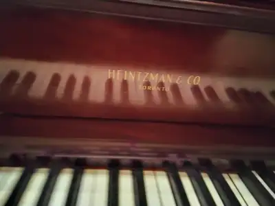 Piano droit Heintzman à vendre, View more