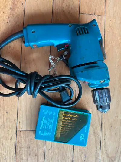 drill MAKITA ..model 6510lvr (10mm ).. avec une boite de meches neuf ( MAKITA ).. 13 pcs.. pour fore...