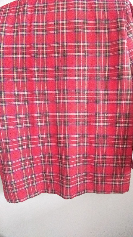 Veston à carreaux rouge de. style Ecossais pour femme. dans Femmes - Hauts et vêtements d'extérieur  à Lanaudière