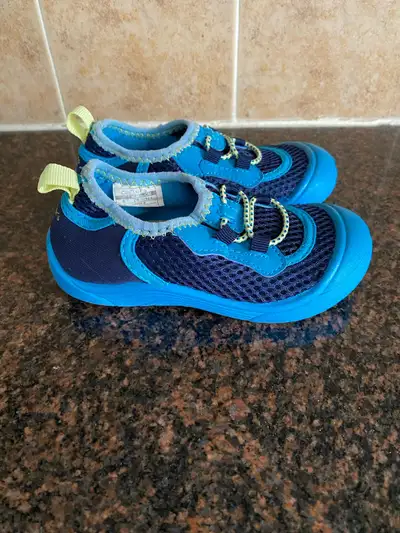 Carter’s toddler boys water shoes size 8, View more
