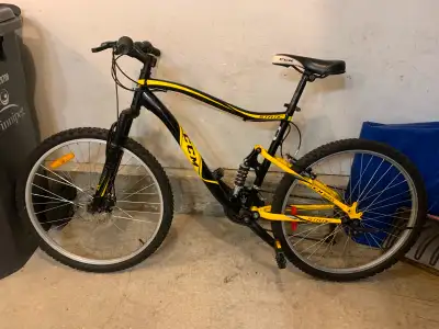 CCM Static mountain bike, 26” wheels. Dual suspension, shimano hardware, disc brake, quick release s...