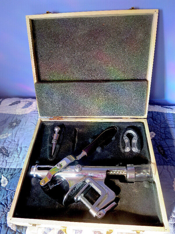►'Schwartzegger und Sohn' 5lb Chrome Wine Bar Corker◄ in Hobbies & Crafts in Lethbridge - Image 2