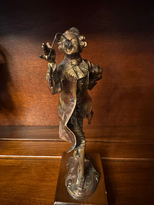 Vintage Italian noble man figurine bronze finish with wood base dans Art et objets de collection  à Ville de Montréal - Image 2