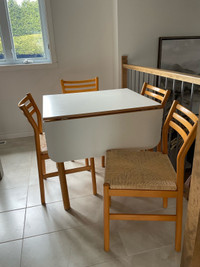 Table de cuisine avec 4 chaises