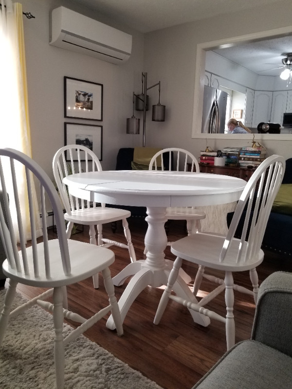 White Kitchen table and chairs | Dining Tables & Sets | Winnipeg | Kijiji
