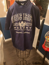 Toronto maple leafs youth t shirt large 