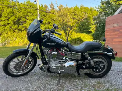 Année : 2005 En très bon état. J’ai fait faire tout les entretiens ou réparations chez Harley Davids...