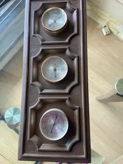 Voici un baromètre, thermomètre et hygromètre Springfield vintage, un ajout charmant à n'importe que...