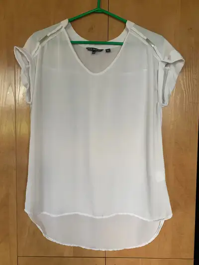 Vêtements MEDIUM: L’Équipeur, Calvin Klein de 8 à 10$ ch – DISPO, View more