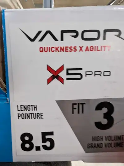 Je vends mes patins Bauer Vapor X5 Pro, taille 8.5, qui ont été utilisés pendant une seule saison. C...