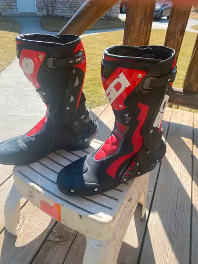 Red and black boots size 10 I paid 600 dollars for them never used them 500OBO Will throw in ICON TI...