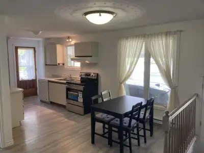 !!! DISPONIBLE IMMÉDIATEMENT !!! De superbes grandes chambres meublées sont disponibles dans une mai...