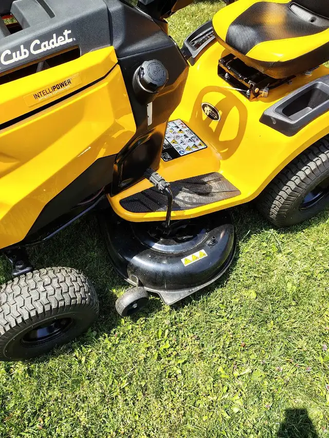 2024 Cub Cadet XT1 LT42 Lawn Tractor in Lawnmowers & Leaf Blowers in Stratford - Image 4
