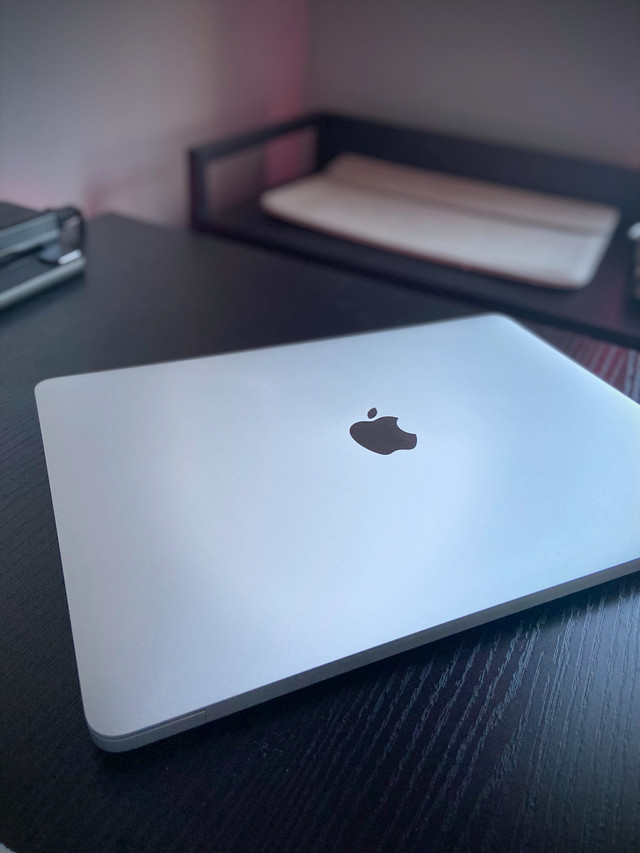 Macbook air 13” 2020 in Laptops in Markham / York Region