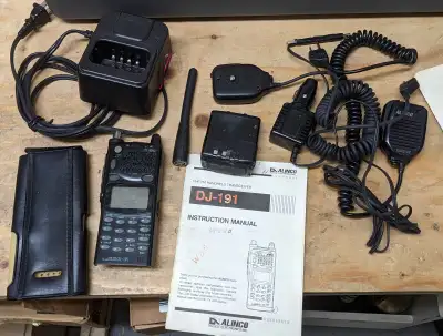 Si l'annonce est là, c'est disponible. Radio (transceiver) portable 2m amateur. Alinco DJ-191 inclus...