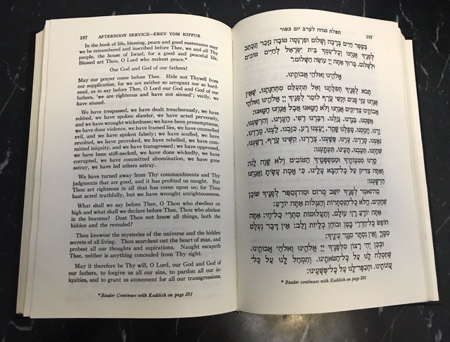 Hebrew & English High Holiday Prayer Book -  1988  in Non-fiction in City of Toronto - Image 2