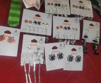 Get ready to spookify your style with this fun collection of Claire's Halloween jewelry! This lot in...