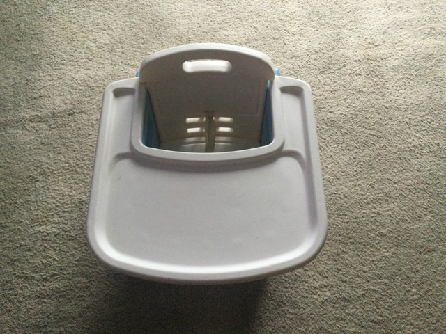 Portable highchair in Feeding & High Chairs in Kitchener / Waterloo - Image 2