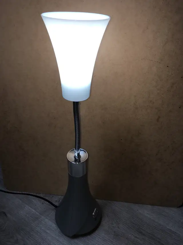 Desk lamp in Indoor Lighting & Fans in City of Montréal - Image 5