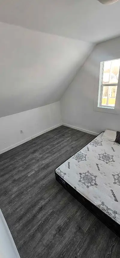 two rooms available near red river college