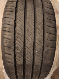 A set of 4 Michelin all seasons tires - Size 235/35R19