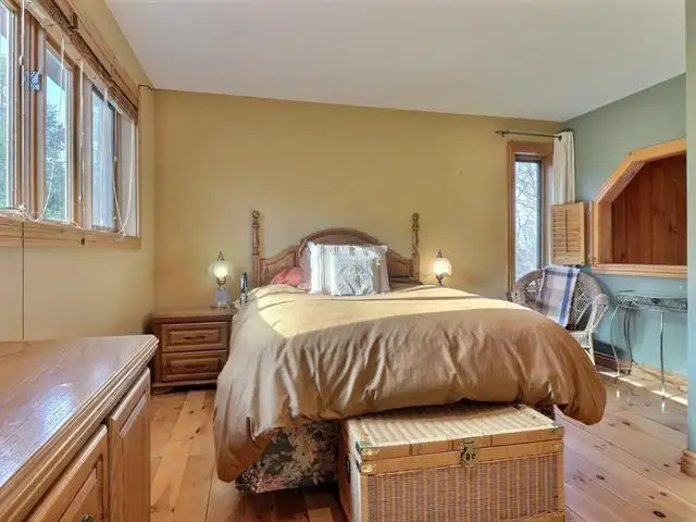 Chalet bord de l’eau / Waterfront for Rent – Lac Lovering, Magog in Quebec in Canada - Image 9