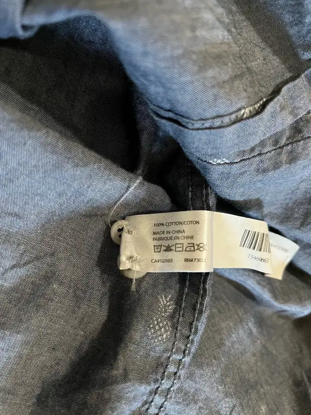 Bluenotes men’s medium light blue shirt, pineapple print in Men's in Oshawa / Durham Region - Image 8