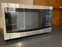 INSIGNIA 1.2 CU. FT. MICROWAVE (BLACK & STAINLESS)