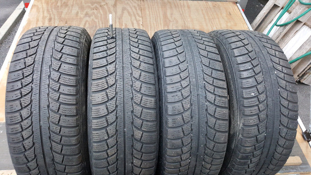 4 pneu d'hiver Gislaved 215 60R 16 avec jantes 5troue(5x114.3) dans Autres pièces et accessoires  à Longueuil/Rive Sud
