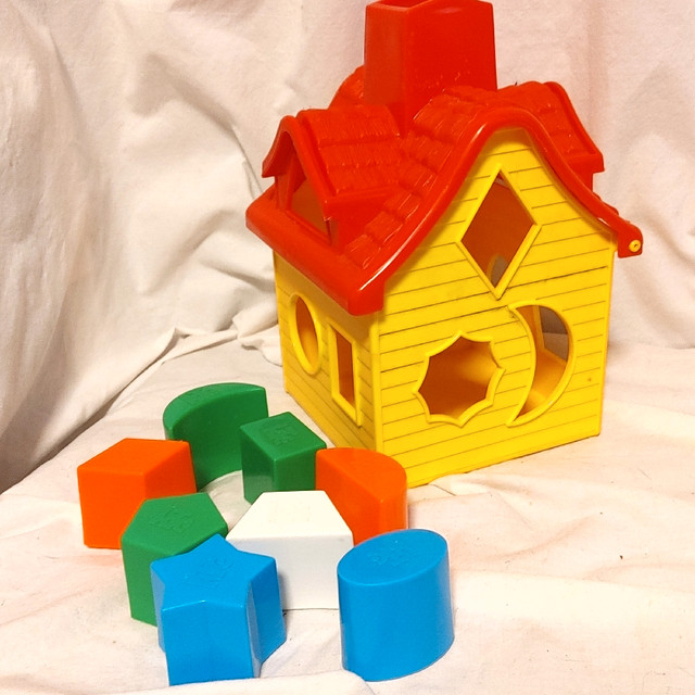 Vintage 1978 Sesame Street Big Bird Schoolhouse Shapesorter in Toys & Games in Oshawa / Durham Region - Image 4